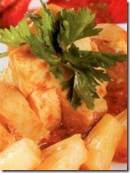 Pollo con piña en salsa de chipotle. Receta para Navidad | cocinamuyfacil.com