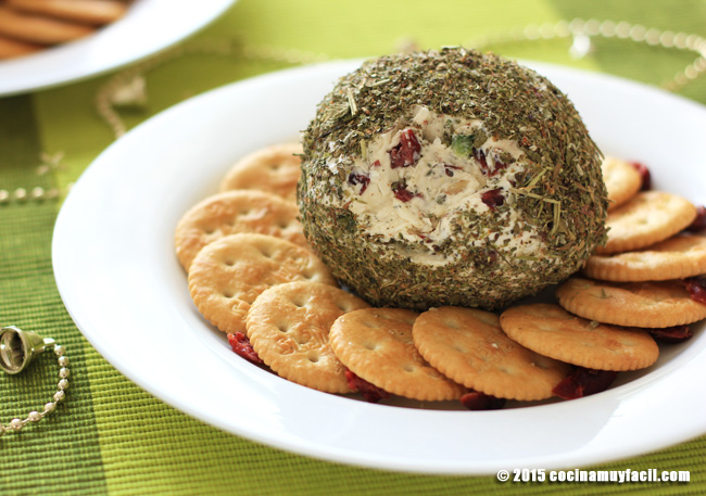 Bola de queso, arándanos y hierbas italianas. Receta de Navidad | cocinamuyfacil.com