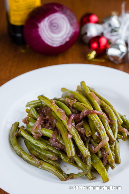 Sauteed green beans with red onion. Chirstmas Recipe | cocinamuyfacil.com/en/