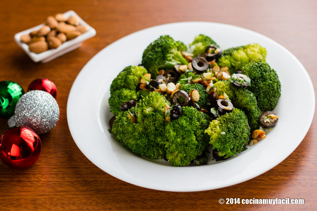 Brócoli con almendras y aceitunas. Receta para Navidad | cocinamuyfacil.com