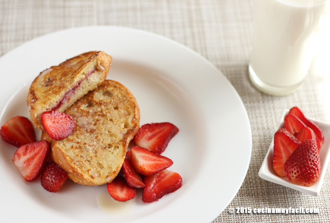 French toast stuffed with strawberry jam. Recipe | cocinamuyfacil.com