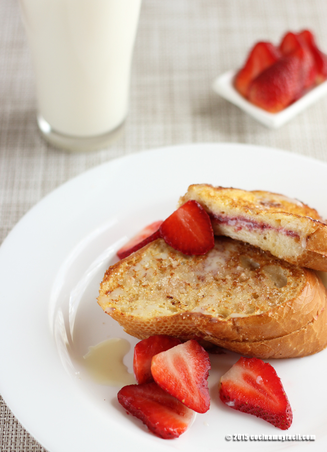 French toast stuffed with strawberry jam. Recipe | cocinamuyfacil.com