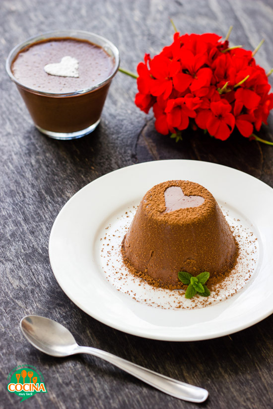 Panna cotta de chocolate. Receta de San Valentín | cocinamuyfacil.com