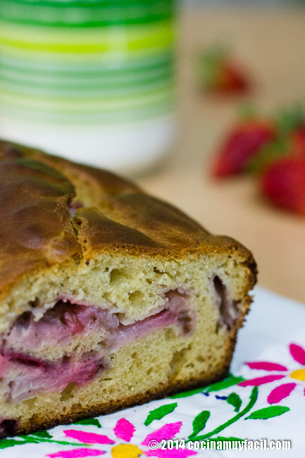 Strawberry yogurt loaf cake. Recipe| cocinamuyfacil.com