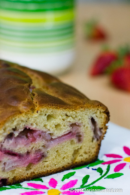 Strawberry yogurt loaf cake. Recipe | cocinamuyfacil.com
