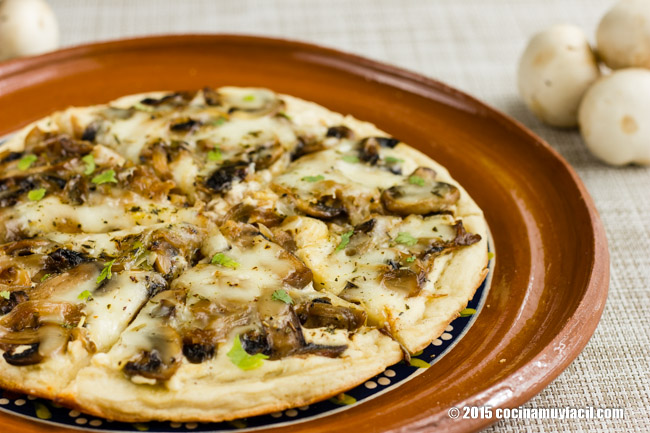 Pizza blanca con champiñones y cebolla caramelizada. Receta | cocinamuyfacil.com