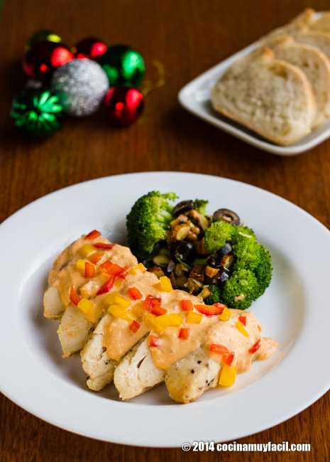 Pollo en crema de pimientos. Receta de Navidad | cocinamuyfacil.com