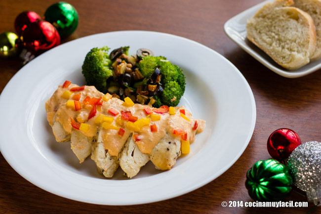 Pollo en crema de pimientos. Receta de Navidad | cocinamuyfacil.com