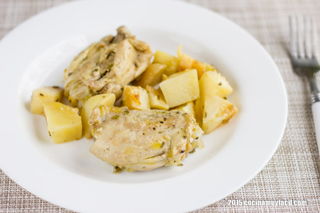 Pollo con papas al romero. Receta | cocinamuyfacil.com