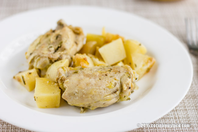 Pollo con papas al romero. Receta | cocinamuyfacil.com