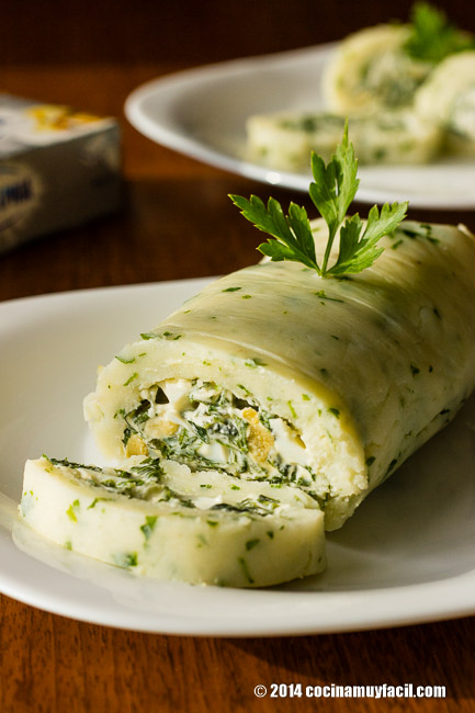 Spinach stuffed potato roll. Recipe | cocinamuyfacil.com