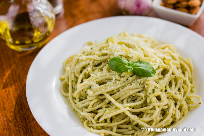 Spaghetti with basil almond pesto. Recipe | cocinamuyfacil.com/en/