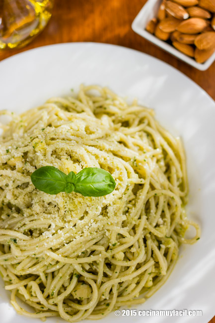 Spaghetti with basil almond pesto. Recipe | cocinamuyfacil.com/en/