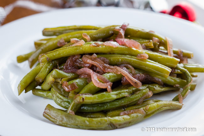 Sauteed green beans with red onion. Christmas recipe | cocinamuyfacil.com