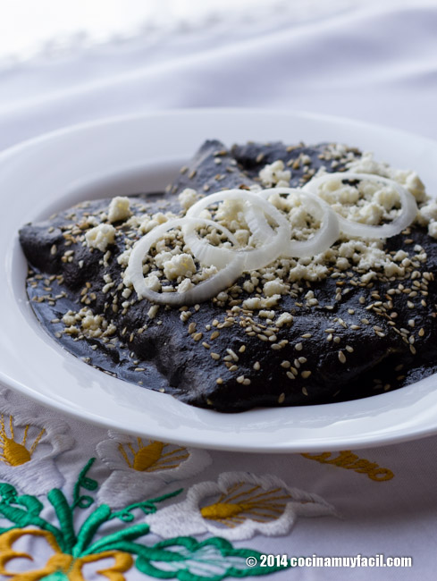Enmoladas o Enchiladas de mole. Receta de cocina mexicana | Cocina Muy Facil