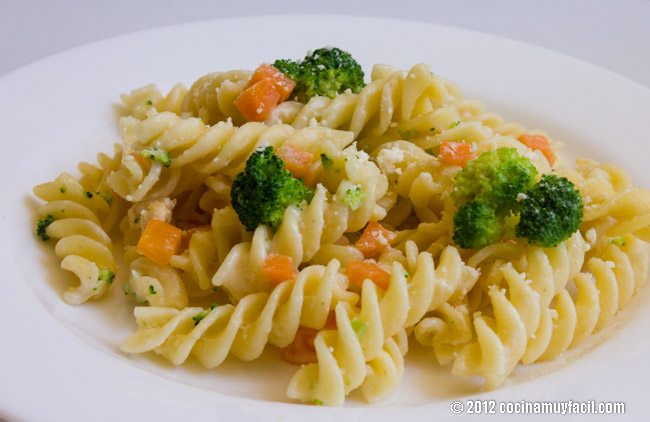 Ensalada de pasta ligera con brócoli y zanahoria. Receta | cocinamuyfacil.com