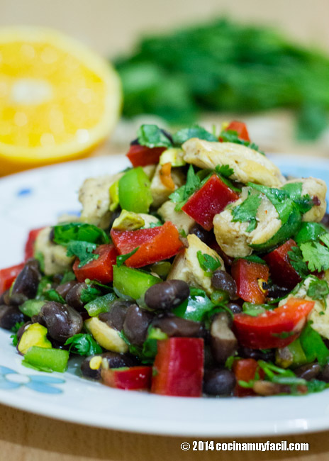 Chicken and black bean salad with orange vinaigrette | cocinamuyfacil.com