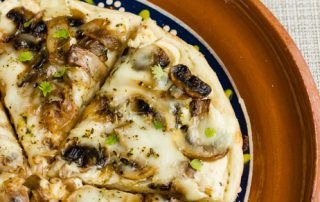 Pizza blanca con champiñones y cebolla caramelizada. Receta | cocinamuyfacil.com