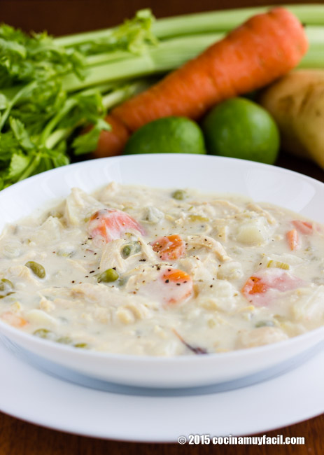 Sopa cremosa de pollo con vegetales. Receta | cocinamuyfacil.com