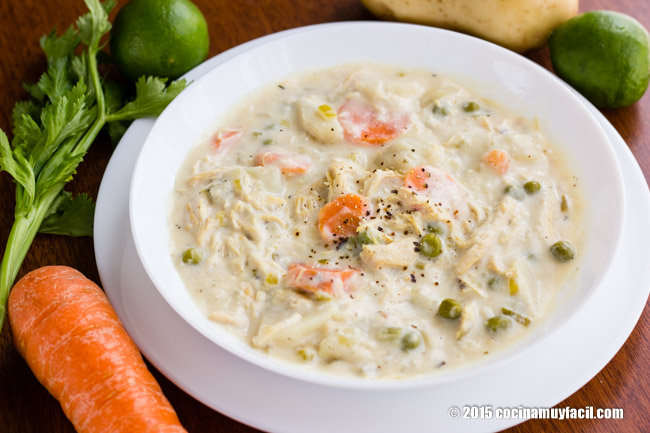 Sopa cremosa de pollo con vegetales. Receta  | cocinamuyfacil.com